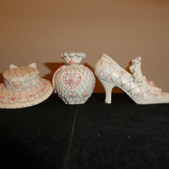 Collectible Willow Hall - The Bride 4 Piece Set: Hat, Shoe, Purse & Hat Stand - Picture 5 of 13
